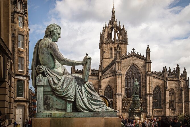 Edinburgh Castle & Royal Mile Walking Tour - Ticket Included - Meeting the guide outside the Fringe shop