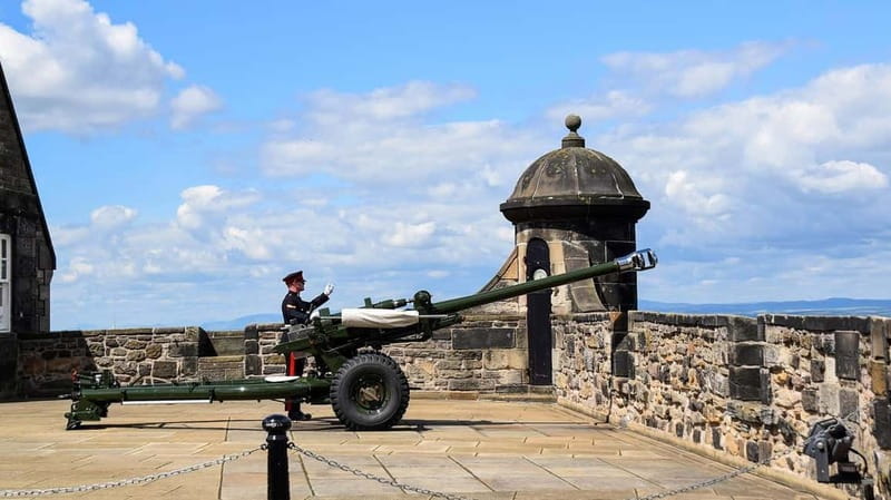 Edinburgh: Edinburgh Castle Guided History Tour with Tickets - St Margaret’s Chapel and royal memory