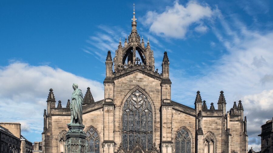 Edinburgh: Edinburgh Castle & Old Town Small Group Tour - The closes show the Old Town at close range