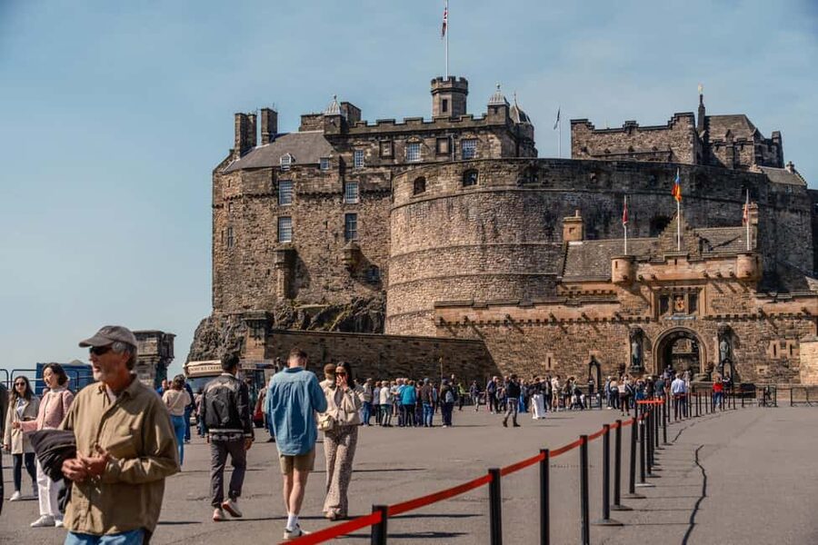 Edinburgh: Edinburgh Castle Tickets & Tour with Kilted Guide - Starting at St Giles’ Cathedral and finding your guide
