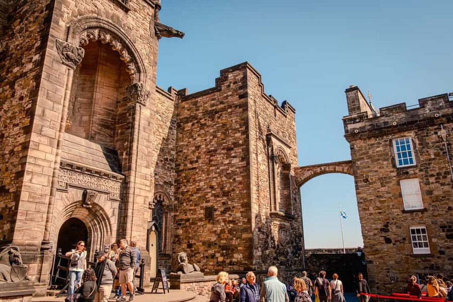 Edinburgh: Edinburgh Castle Tickets & Tour with Kilted Guide - The Crown Jewels and Scotland’s royal past