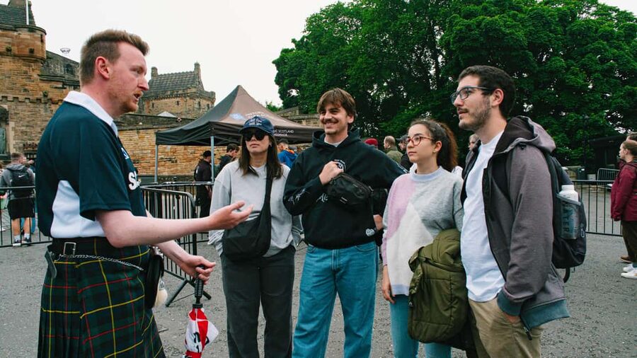 Edinburgh: Edinburgh Castle Tickets & Tour with Kilted Guide - What the 90-minute format does well