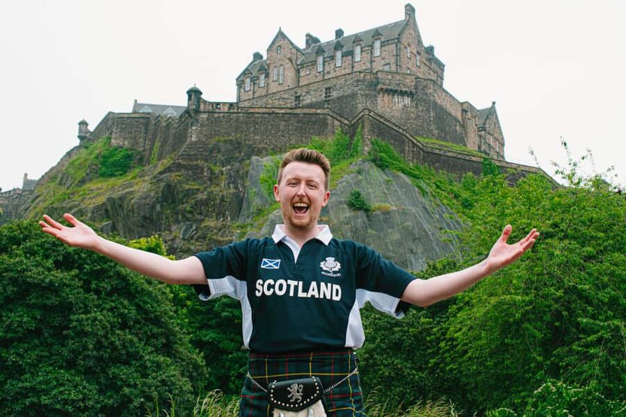 Edinburgh: Edinburgh Castle Tickets & Tour with Kilted Guide - Walking up Castle Rock with a Scottish guide
