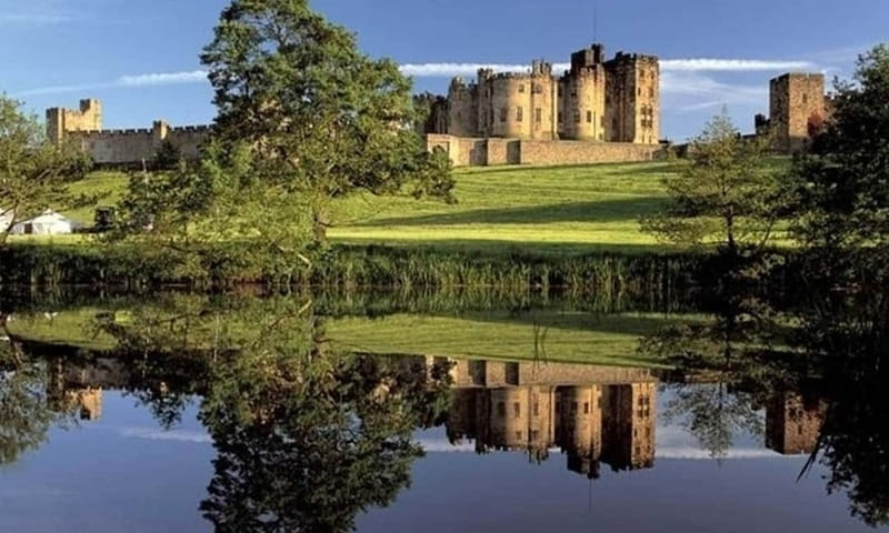 Edinburgh: Harry Potter and English Castles Tour in Spanish - Berwick-upon-Tweed: Your First Stop in England