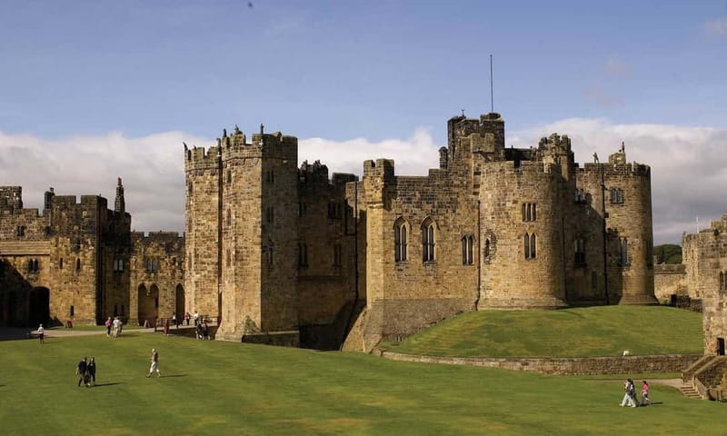 Edinburgh: Harry Potter and English Castles Tour in Spanish - Alnwick Castle and the Harry Potter Connection