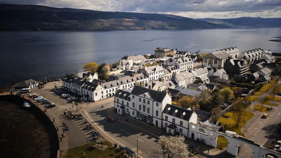 Edinburgh: Oban, Kilchurn Castle & Inveraray Tour in Spanish - Oban: seafood, sea air, and island views