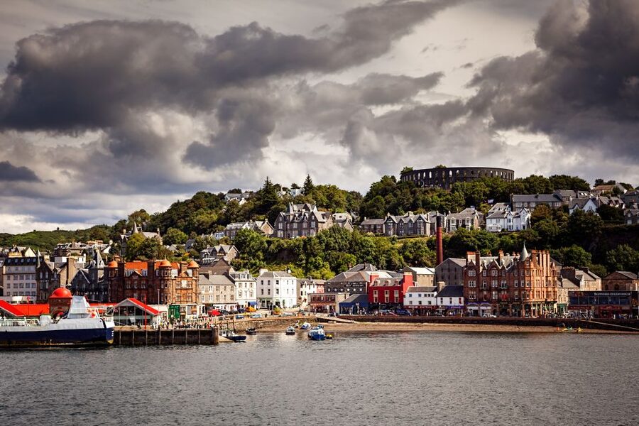 Edinburgh: Oban, Kilchurn Castle & Inveraray Tour in Spanish - What the $78 price really covers