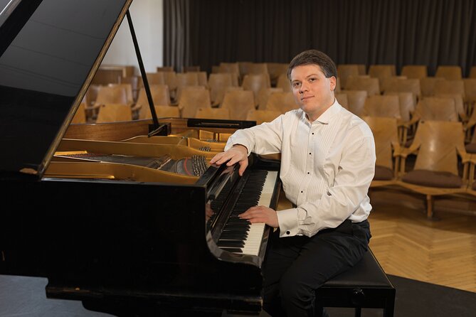 Everyday Chopin Concert at 7 PM with candlelight by the Castle - The music: Chopin, mazurkas, and changing programs