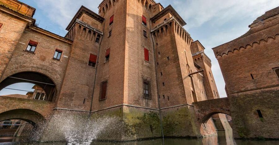 Ferrara: Estense Castle Guided Tour - Starting in the medieval halls