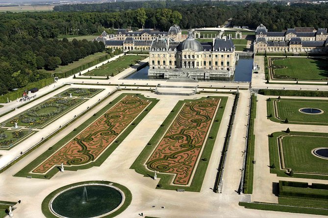 Fontainebleau and Vaux le Vicomte Chateaux Day Trip from Paris - Fontainebleau, the royal palace that feels different from Versailles