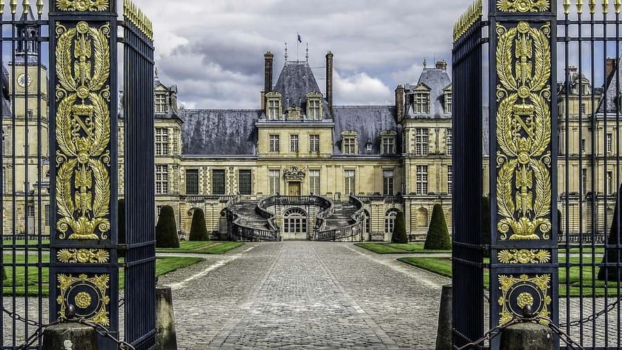 Fontainebleau Castle Private guided tour from Paris - Leaving Paris for Fontainebleau in a private vehicle