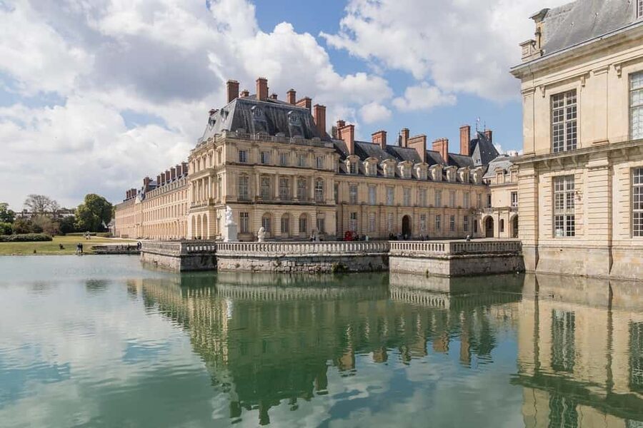 Fontainebleau Castle Private guided tour from Paris - Arriving at Fontainebleau Palace