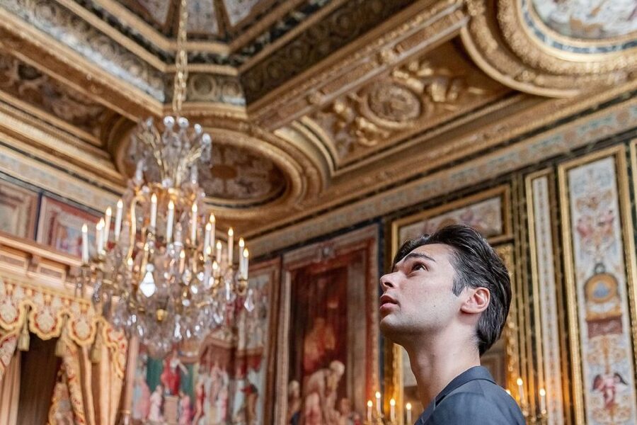 Fontainebleau & Vaux-le-Vicomte Châteaux Day Tour from Paris - Audio guides instead of a live guide