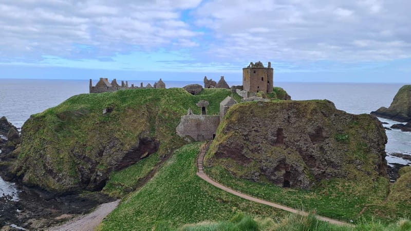 From Aberdeen: Guided Day Trip, Coast & Castle Visit - Dunnottar Castle and its cliff-top setting
