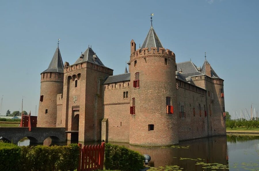 From Amsterdam: Muiderslot and De Haar Castle Tour - Two castles, two very different ideas of grandeur