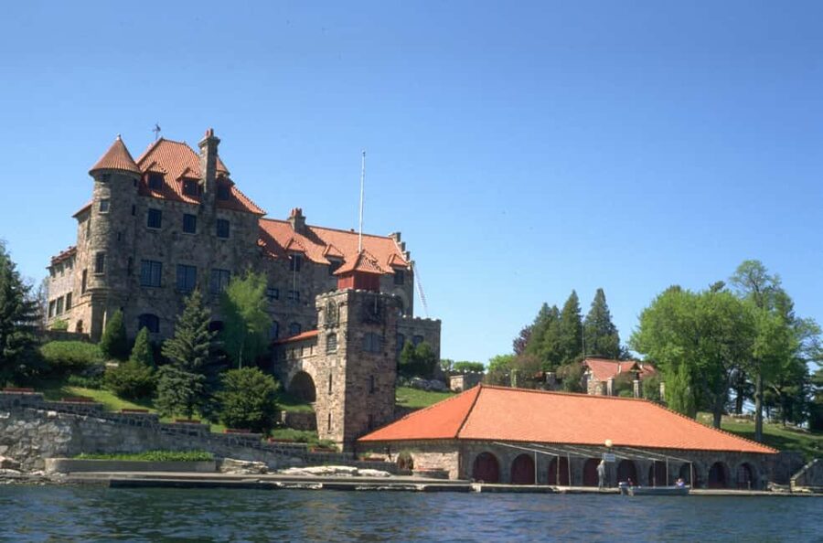 From Brockville: 1000 Islands 2.5-Hour Singer Castle Cruise - Seventy minutes among the Canadian islands