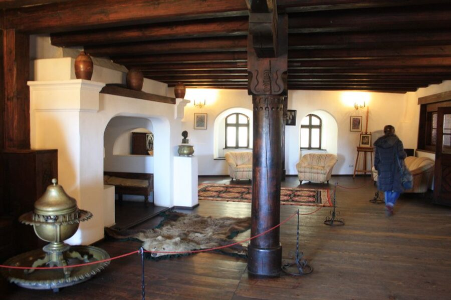 From Bucharest: Bear Sanctuary and Dracula Castle Day Tour - Lunch, local food, and the extra cost