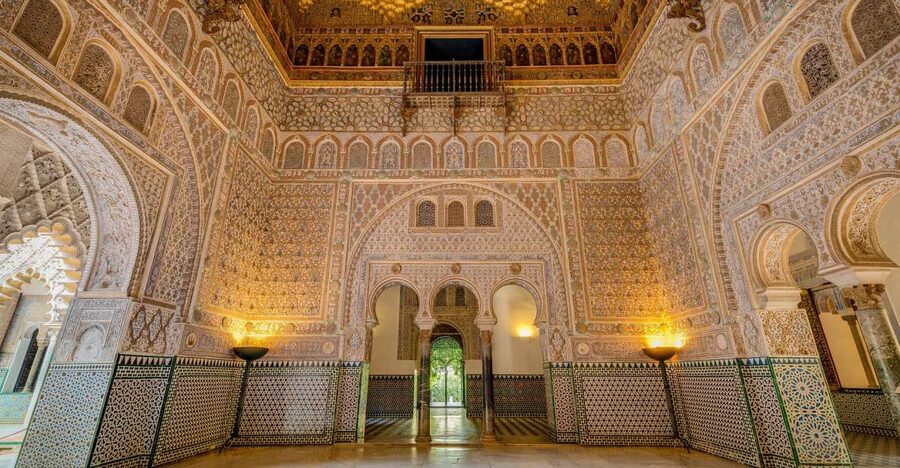 From Costa del Sol: Sevilla Day Trip with Real Alcázar Tour - Santa Cruz: a pleasant start on your own