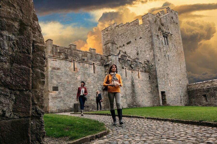From Dublin:Cork,Cahir Castle,Rock of Cashel Tour in Spanish - Cahir Castle and its River Suir setting