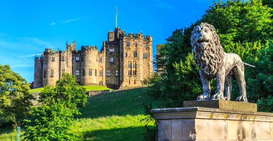 From Edinburgh: Alnwick Castle and Scottish Borders Tour - Crossing the old Scotland-England border