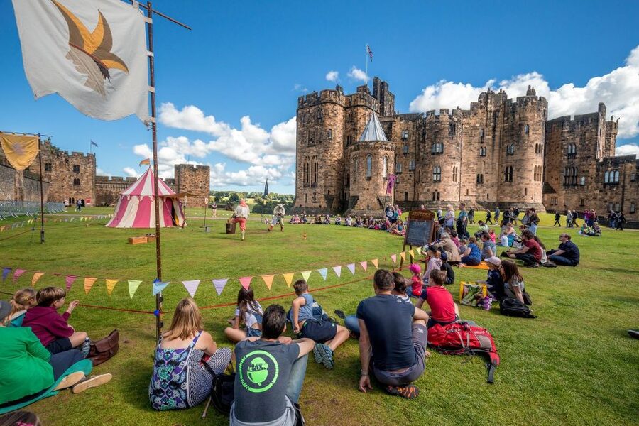 From Edinburgh: Day Trip to Bamburgh and Alnwick Castle - Alnwick Castle, Hogwarts, and a proper afternoon