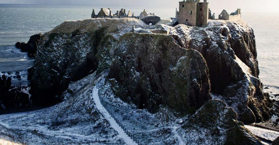 From Edinburgh: Glamis and Dunnottar Castles Tour in Italian - Glamis Castle brings rooms, gardens, and ghost stories