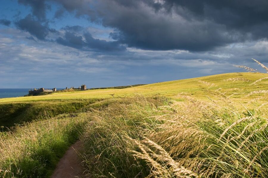 From Edinburgh: Glamis and Dunnottar Castles Tour in Italian - Stonehaven gives the day a needed pause