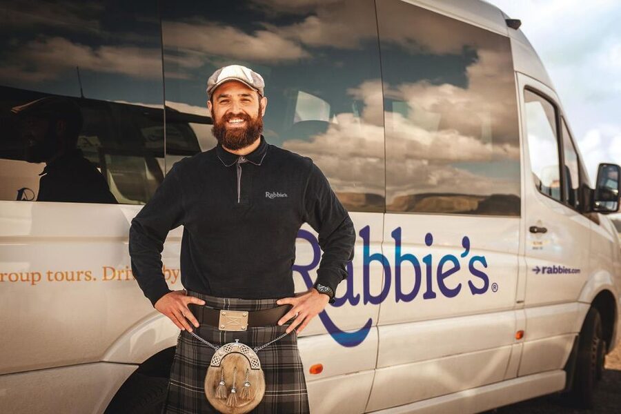 From Edinburgh: Loch Lomond, Kelpies & Stirling Castle Tour - Leaving Edinburgh for the Kelpies