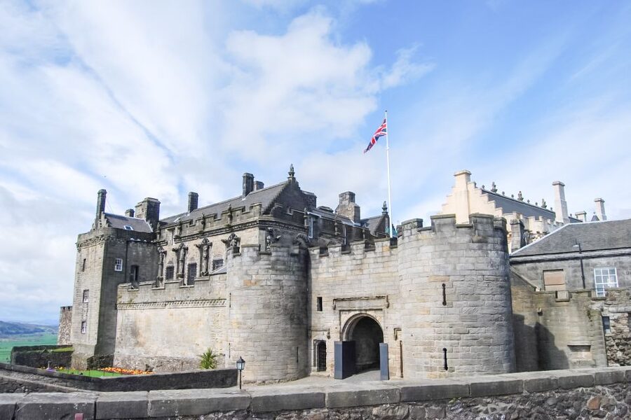 From Glasgow: Loch Lomond, Trossachs & Stirling Castle Tour - Luss or Loch Lomond Shores: choosing your time