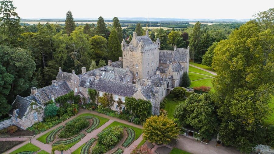 From Inverness: Cawdor Castle and Cairngorms National Park - Cawdor Castle and 100 minutes of rooms and gardens