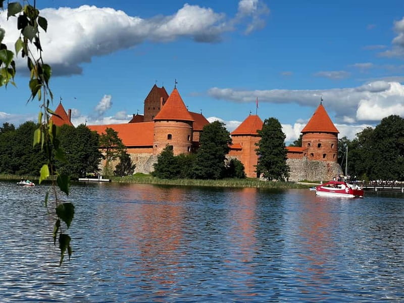 From Kaunas: Rumsiskes open air museum and Trakai castle - From country life to an island fortress