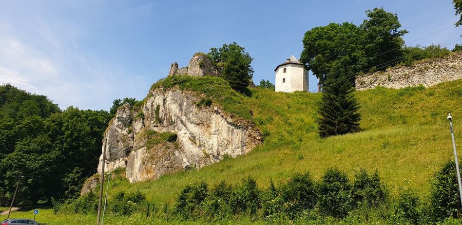 From Krakow: Ojców National Park & Ogrodzieniec Castle Tour - Pieskowa Skała, the polished castle stop