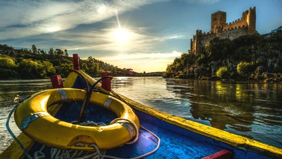 From Lisbon: Tomar, Christ Convent & Almourol Castle Tour - Along the Tagus and Zêzere rivers