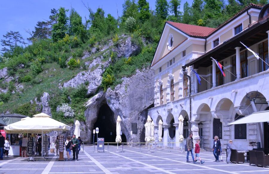 From Ljubljana: Postojna Cave & Predjama Castle Guided Trip - The drive from Ljubljana to Postojna