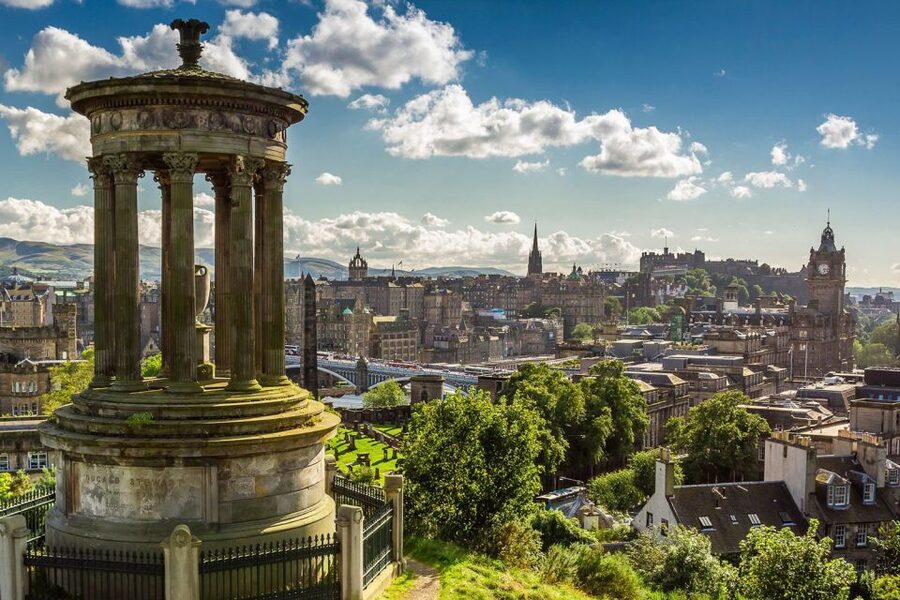 From London: Day Trip to Edinburgh by Rail with Castle Entry - Using the open top bus around the Old Town