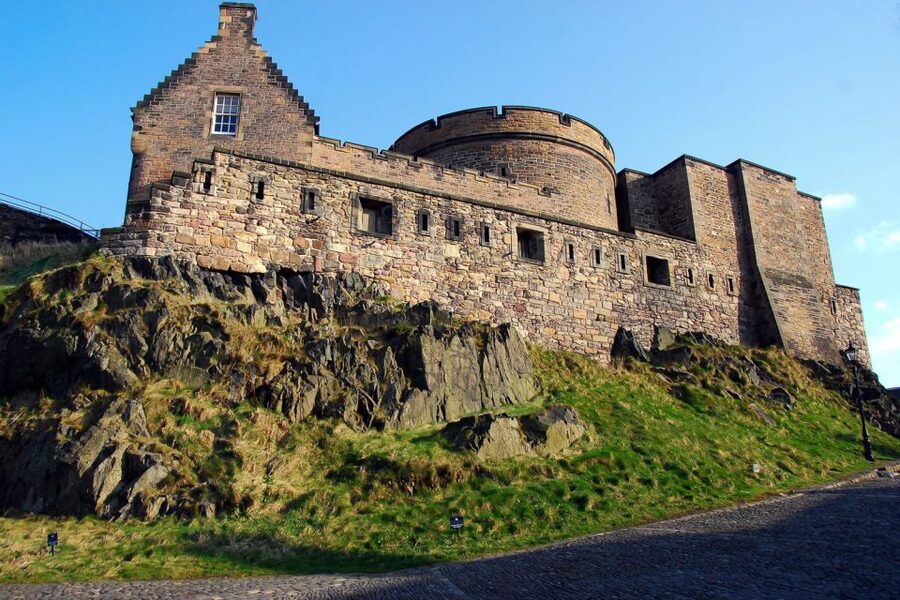 From London: Day Trip to Edinburgh by Rail with Castle Entry - Should you book it?