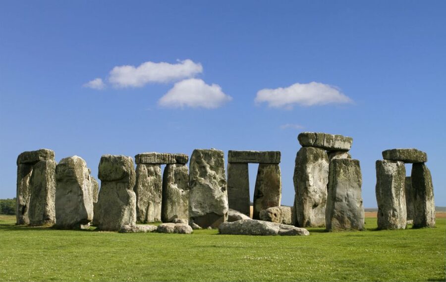 From London: Extended Visit to Windsor Castle and Stonehenge - The journey to Stonehenge