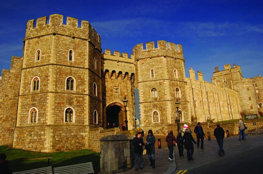 From London: Extended Visit to Windsor Castle and Stonehenge - Arriving at Windsor Castle