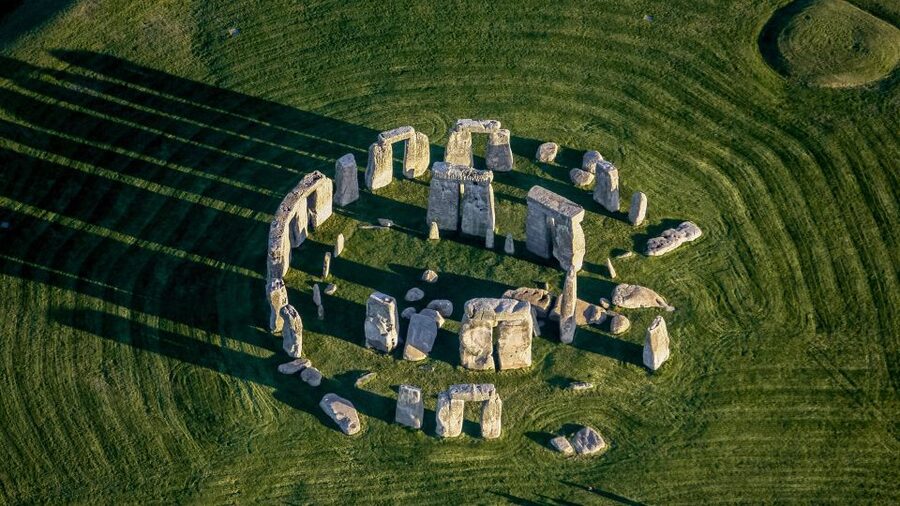 From London: Stonehenge and Windsor Castle Day Trip - The drive into Wiltshire