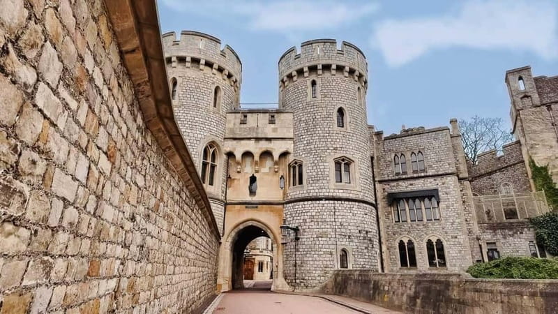 From London: Stonehenge & Windsor Castle Tour with Tickets - Meeting the coach at Earls Court