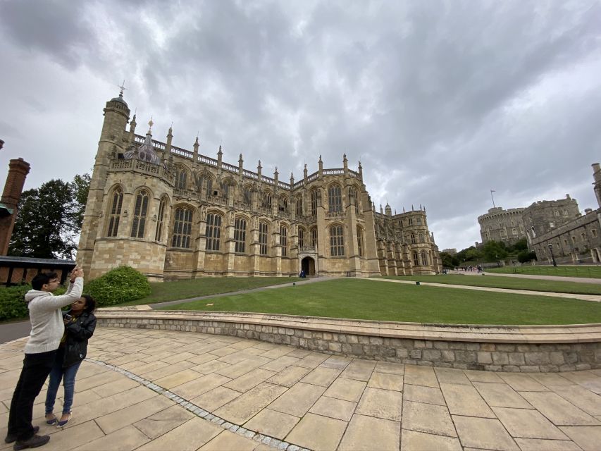From London: Windsor Castle & Stonehenge Private Day Trip - A 3:30 p.m. English pub lunch
