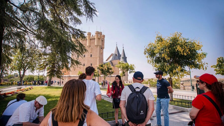From Madrid: Guided Day Trip to Segovia, optional Alcázar - Practical details that can make the day easier