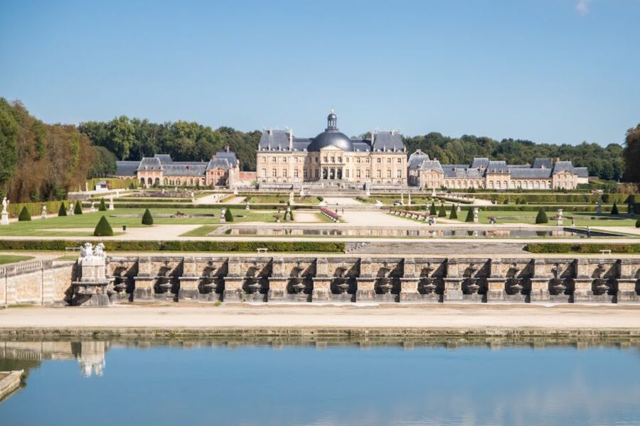 From Paris: Chateau de Fontainebleau & Vaux-Le-Vicomte Tour - Lunch in Fontainebleau