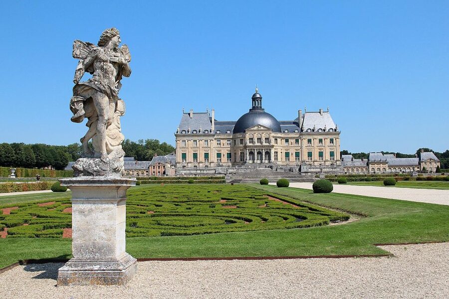 From Paris: Fontainebleau & Vaux-le-Vicomte Private Tour - Vaux-le-Vicomte and the downfall of Nicolas Fouquet