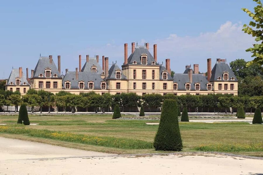 From Paris: Half-Day Tour to Fontainebleau Castle & Barbizon - Fontainebleau, a royal palace with many owners