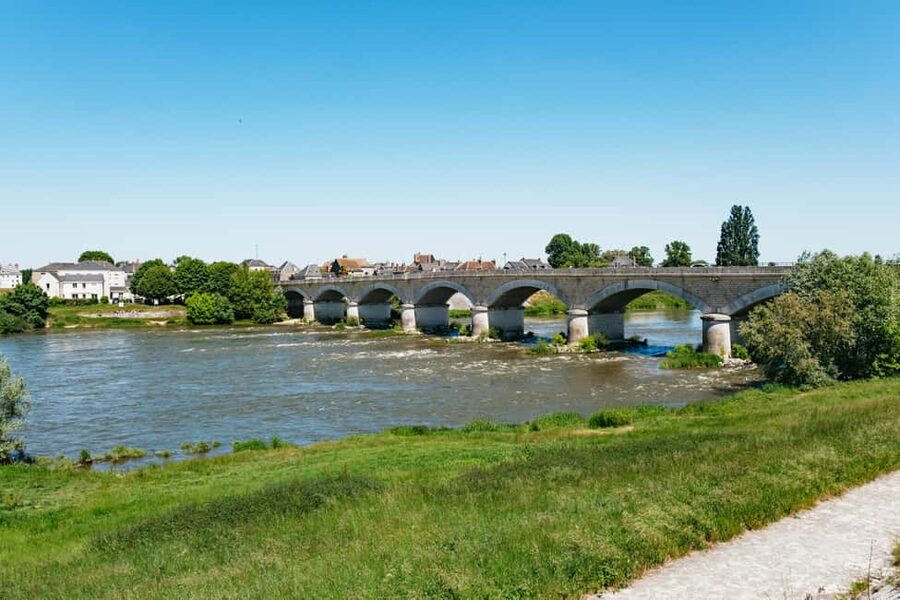 From Paris: Loire Valley Chambord Castle and Wine Tasting - Amboise, lunch, and a useful pause
