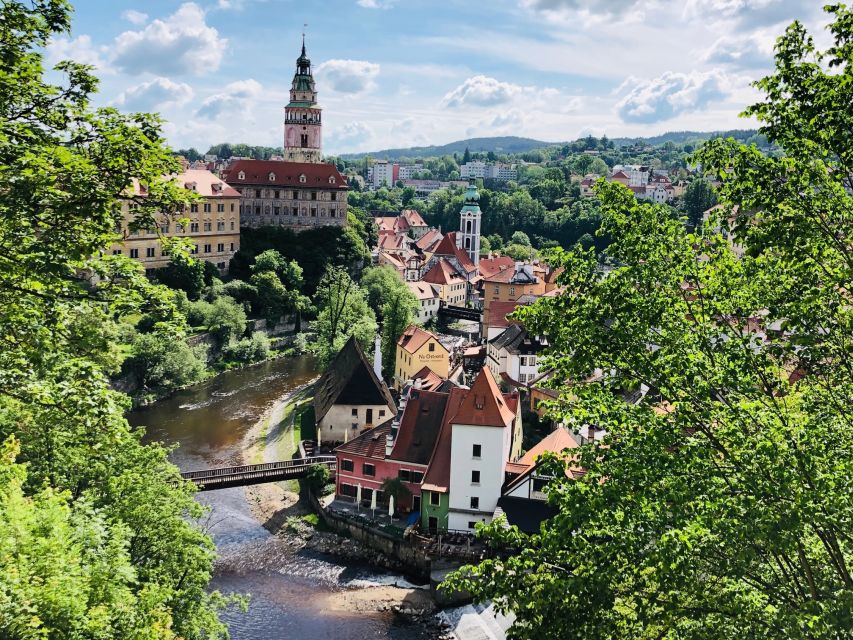 From Prague: Full-Day Český Krumlov Tour with Lunch - Lunch, riverfront cafés, and the cost of convenience
