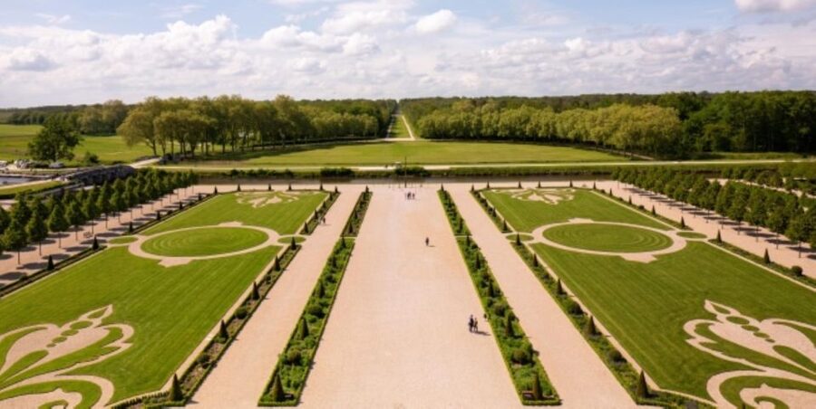 From Tours : Full-Day Chambord & Chenonceau Chateaux - A practical lunch break near a French bakery