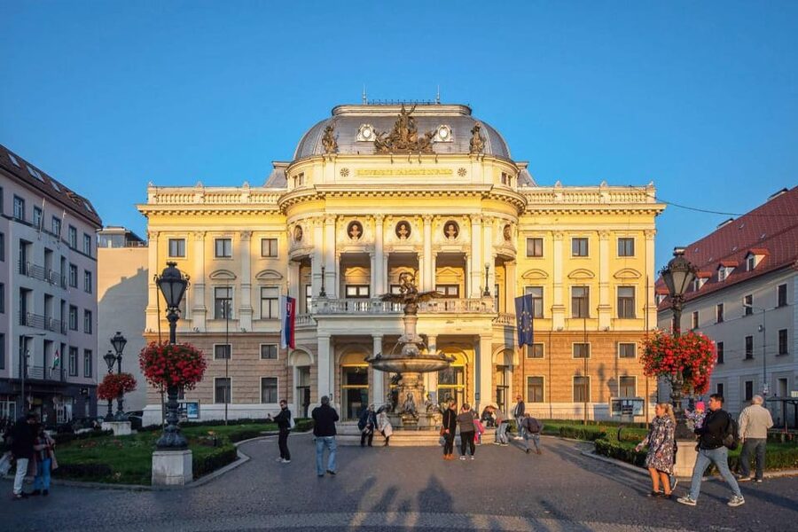 From Vienna: Bratislava with Local Guide, Castle & UFO Views - A 90-minute lunch break with Slovak suggestions