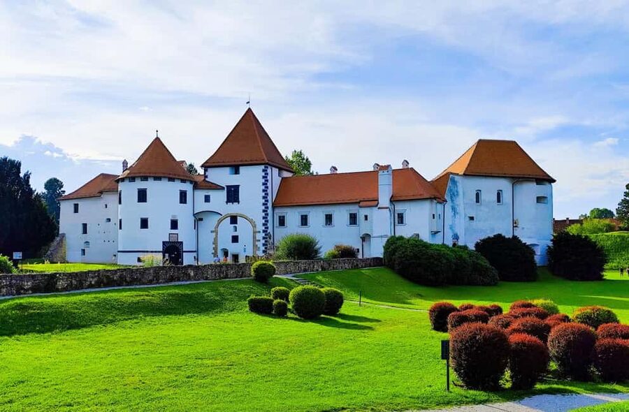 From Zagreb:Discover North Croatia, Museums, Castle and City - Lunch gives the schedule a local pause